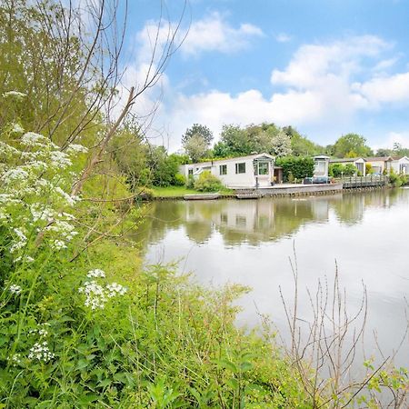 Fantastic Villa In Ooltgensplaat With Jetty Exterior foto