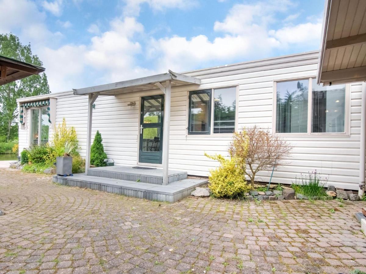 Fantastic Villa In Ooltgensplaat With Jetty Exterior foto